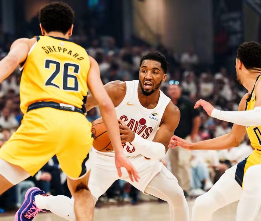 从今晚山东泰山外线爆发到德布劳内在DWG比赛中绝杀，菲尼克斯太阳关键时刻强势反弹的简单介绍