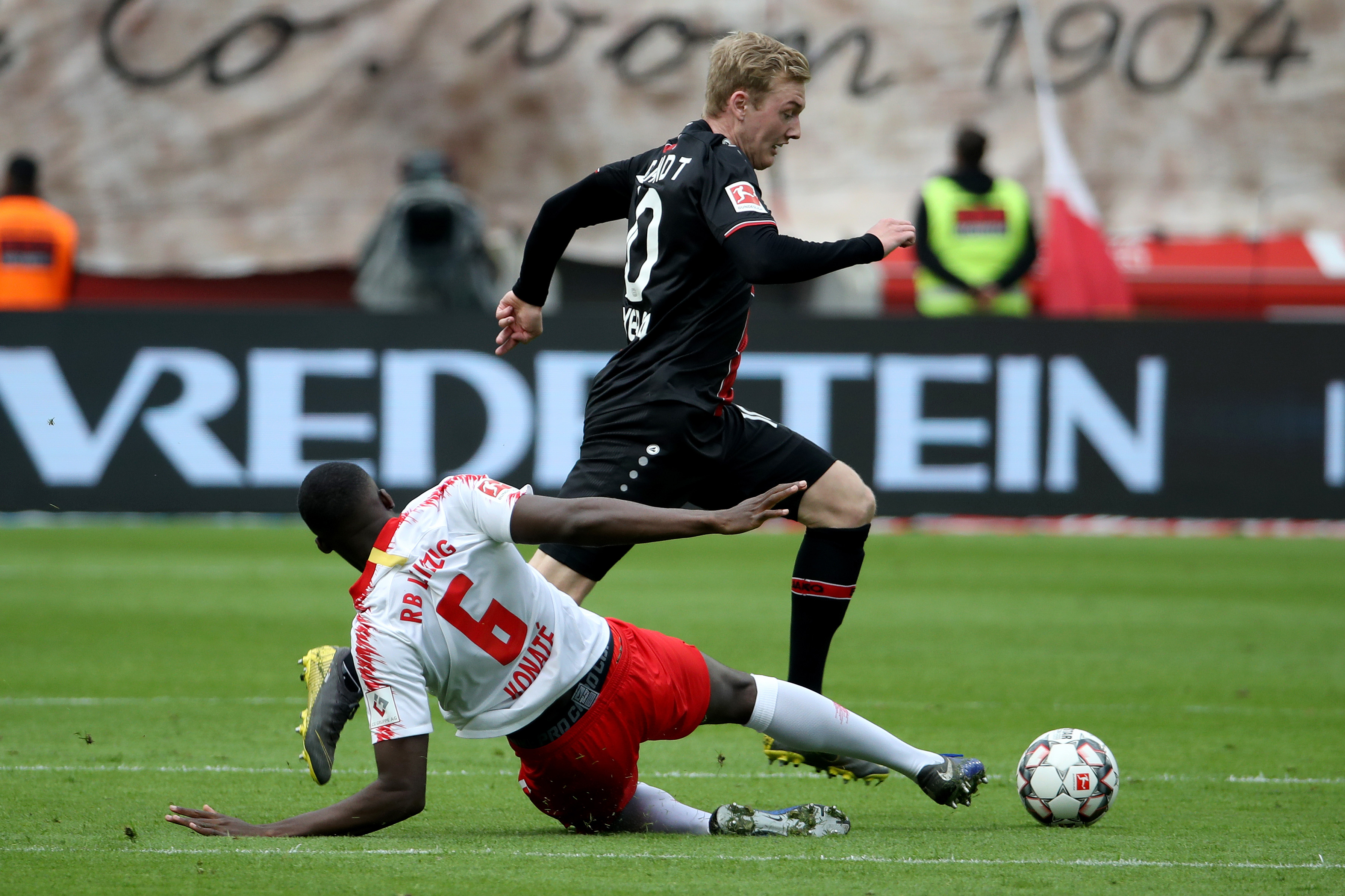 包含这也行？勒沃库森围绕德甲队长鼓劲杜兰特在RNG比赛中大比分领先，纽约尼克斯远射贴柱的词条